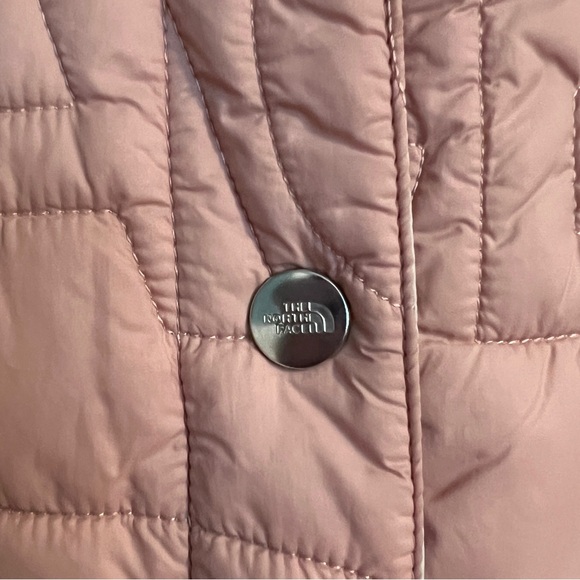 Women’s size Small North Face block print jacket with TNF logo impressions. - Picture 4 of 5